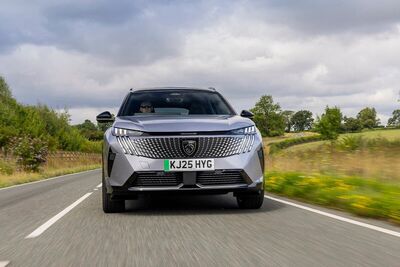  Peugeot ha superato le 100.000 consegne di auto nel 2025 in UK 