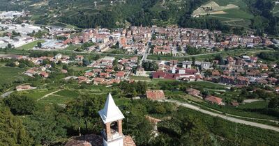  La città di Cesare Pavese è un borgo disteso nelle campagne piemontesi 