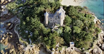  In vendita in Francia un castello di granito rosa un tempo casa di un premio Nobel 