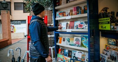  Madrid, un ragazzo compra case per i senza tetto e poi apre un’edicola per farli lavorare 