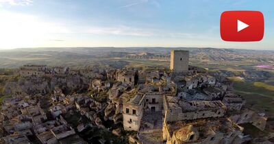  Craco, la città fantasma in provincia di Matera che affascina i registi 