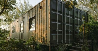 Una casa prefabbricata realizzata con due container che possono essere spostati e posizionati sull'acqua 