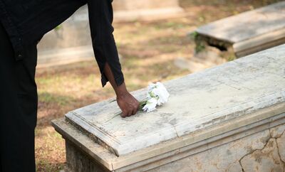  Come affrontare un lutto: le 5 fasi e come superare il dolore 