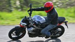  Prova Aprilia Tuono 457: motore, stile e prestazioni su strada della naked A2 di Noale 
