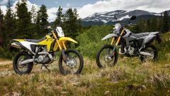  Suzuki DR-Z4S e DR-Z4SM 2025: svelati i prezzi di enduro e motard 
