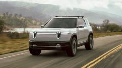  Rivian R2, debutta il nuovo SUV elettrico: versioni e prezzi. Arriverà in Europa 