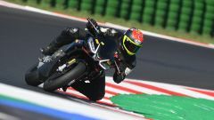  Tra i cordoli con la Aprilia Tuono 660 Factory, pregi e difetti in video 