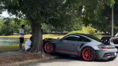  Porsche 911 GT3 RS: al volante sembra un rookie e va a sbattere contro l'albero. Guarda il video 