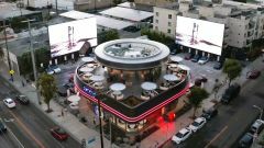  Tesla Diner: Elon Musk reinventa la tavola calda ispirandosi ai cinema Drive-In 