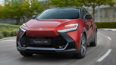  Toyota C-HR: nel 2025 poche novità, ma 'eroiche'. I prezzi 