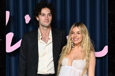  Sienna Miller rivela la terza gravidanza ai Fashion Awards 2025 