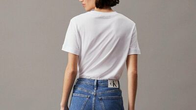  La T-shirt più amata del momento è firmata Calvin Klein. Tutte la vogliono! 