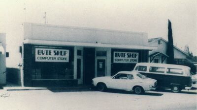  Accadde oggi: il “quarto fondatore” di Apple Apre il primo Apple Store 