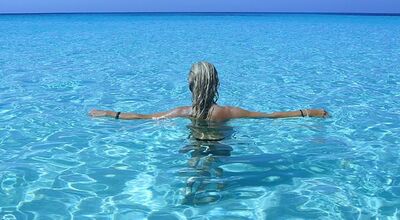  Ora sappiamo se fare pipì in mare è giusto o sbagliato: la risposta ci fa sorridere 