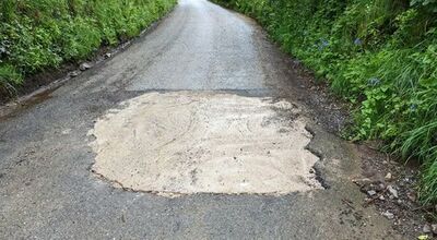  Qualcuno ha coperto una buca dopo che la strada è stata chiusa per settimane: ricercato dalla polizia 