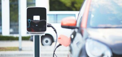  Auto elettriche, Berlino taglia corrente per ricarica/ Razionamenti dal 2024, poi... 