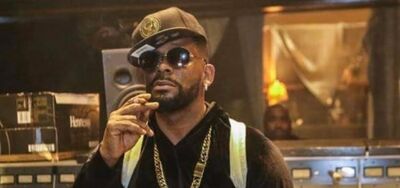  R. Kelly, processo per abusi/ Vittime obbligate A Scrivere lettere per assolverlo 