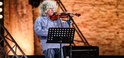  Angelo Branduardi 'Alla Fiera dell'Est? Mia immortalità'/ 'All'inizio non piaceva...' 