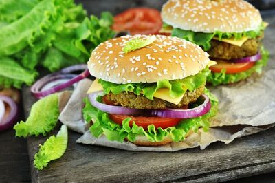  Sapevi che i veggie burger hanno proteine 'migliori' di quelle dell’hamburger di carne di bassa qualità? 