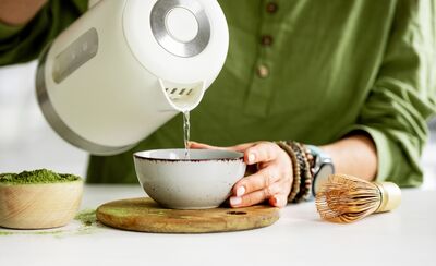  Tisane serali e sonno dopo i 50 anni: perché il rituale conta più degli ingredienti 