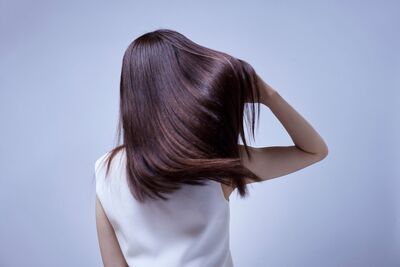  Il metodo giapponese per capelli effetto salone: il gesto semplice che fa la differenza (e perché tutte ne parlano) 