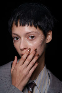  Conosci tutti i colori di smalto da usare dopo i 40, per mani giovani? 