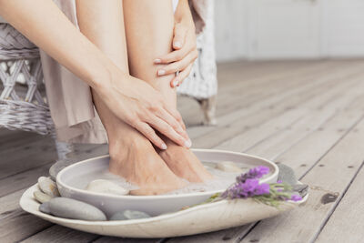  Piedi gonfi e pesanti? Ecco perché mettere l'alloro nell'acqua a fine giornata è il segreto per averli subito leggeri e morbidissimi 