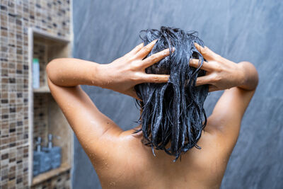  Risciacquo acido: il trucco della nonna per capelli a specchio 