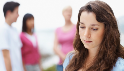  Hai amici, ridi… ma dentro ti senti vuoto? Non è un caso. E puoi uscirne 