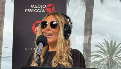  Selvaggia Lucarelli senza freni a Radio Zeta da Sanremo: 'Ho incontrato la madre di Fedez al ristorante...' 