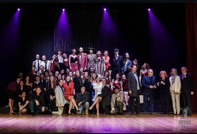  Un’Odyssey di Emozioni e Talento: L’Incantevole Debutto di “Bulli e Pupe” al Teatro Don Bosco!