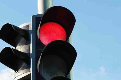  Semaforo rosso, la regola sulla durata fa infuriare gli automobilisti: così è un casino, esplode la polemica 