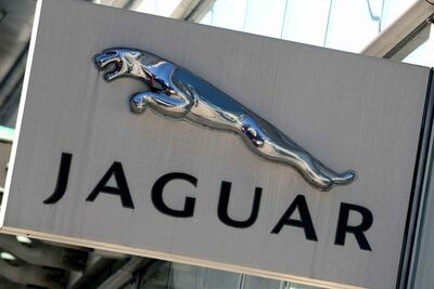  Dopo 30 anni trovata in un fienile la Jaguar dei sogni: quando la tirano fuori è uno spettacolo 