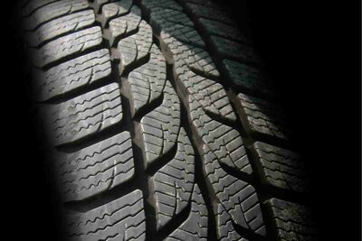  Pneumatici usurati? Così sai esattamente come e quando sostituirli, ti bastano pochi euro 