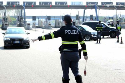  Multa fino a 344 euro se ti fermano con l'auto in queste condizioni: devono funzionare sempre, è fondamentale 