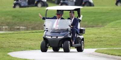 Intanto, Donald Trump va a giocare a golf 
