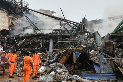  Ci sono 14 morti e decine di dispersi per un incendio in un centro commerciale a Karachi, in Pakistan 