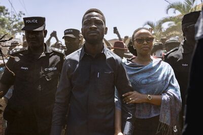  Il leader dell'opposizione in Uganda ha lasciato il paese dopo essere rimasto nascosto due mesi per evitare l'arresto 