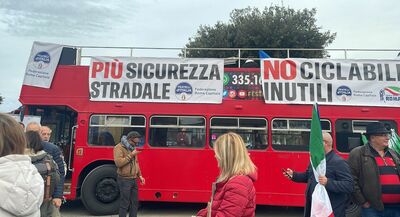  Fratelli d'Italia ha organizzato una protesta in macchina contro le piste ciclabili 