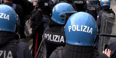  Vicino a Torino ci sono stati violenti scontri tra la Polizia e centinaia di partecipanti a un rave party 
