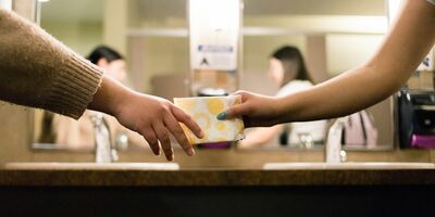  In Valle d'Aosta ora gli assorbenti sono distribuiti gratuitamente nelle scuole superiori 