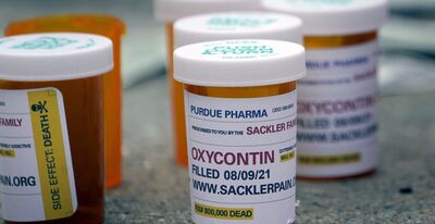  La Famiglia Sackler e Purdue Pharma hanno accettato un patteggiamento da 7,4 miliardi di dollari per la crisi degli oppioidi 