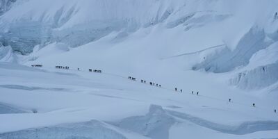  Ci sono ancora centinaia di escursionisti bloccati sull'Everest 