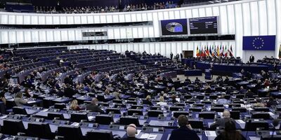 Una risoluzione del Parlamento Europeo ha accostato i simboli di nazismo e comunismo sovietico, di nuovo 