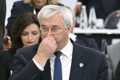  L'Ungheria ha detto che espellerà i sette dipendenti di una banca statale ucraina che aveva fermato con l'accusa di riciclaggio 