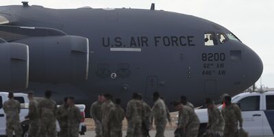  Gli Stati Uniti hanno usato Un Aereo militare per rimpatriare più di 100 immigrati indiani 