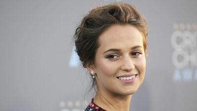 Alicia Vikander compie 35 anni: 'The Danish Girl è anche merito di mio padre' 