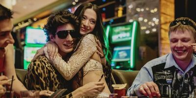  Anora miglior film dell'anno ai Critics Choice Awards: l'elenco di tutti i vincitori 