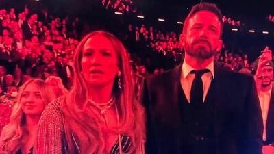  Ben Affleck 'infelice' ai Grammy, ed è subito virale: 'Qualcuno gli dia una sigaretta' 