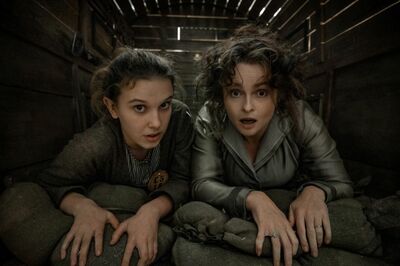  Enola Holmes 2, tante nuove immagini dal sequel Netflix: Millie Bobby Brown in manette! 